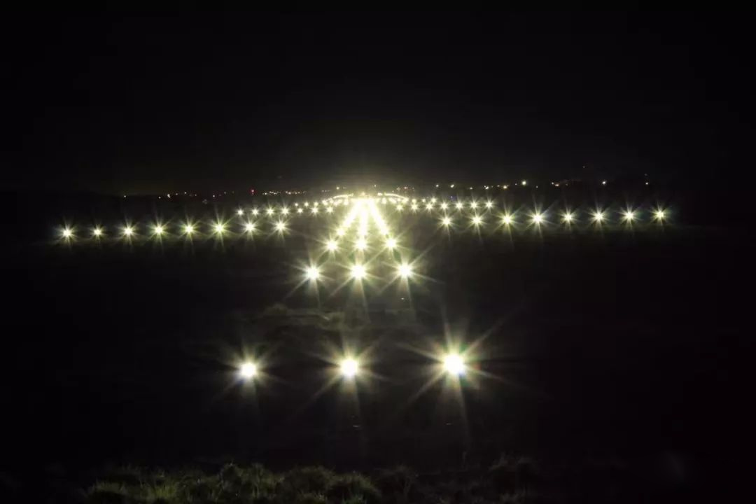 利比里亞國際機場跑道上的LED燈點亮了！