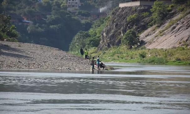 這條河道防止溺水安裝了11個(gè)監(jiān)控,專門(mén)對(duì)準(zhǔn)這里!