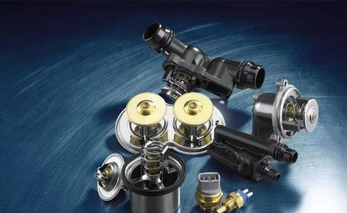 用手持式紅外測(cè)溫儀測(cè)量散熱器上、下水管的溫差,保證發(fā)動(dòng)機(jī)工作溫度。