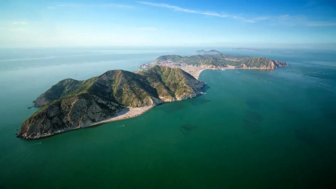 海防預(yù)警方案、海防監(jiān)測(cè)和預(yù)警監(jiān)控系統(tǒng)適合采用制冷型光電轉(zhuǎn)臺(tái)球型攝像機(jī)作為前端硬件