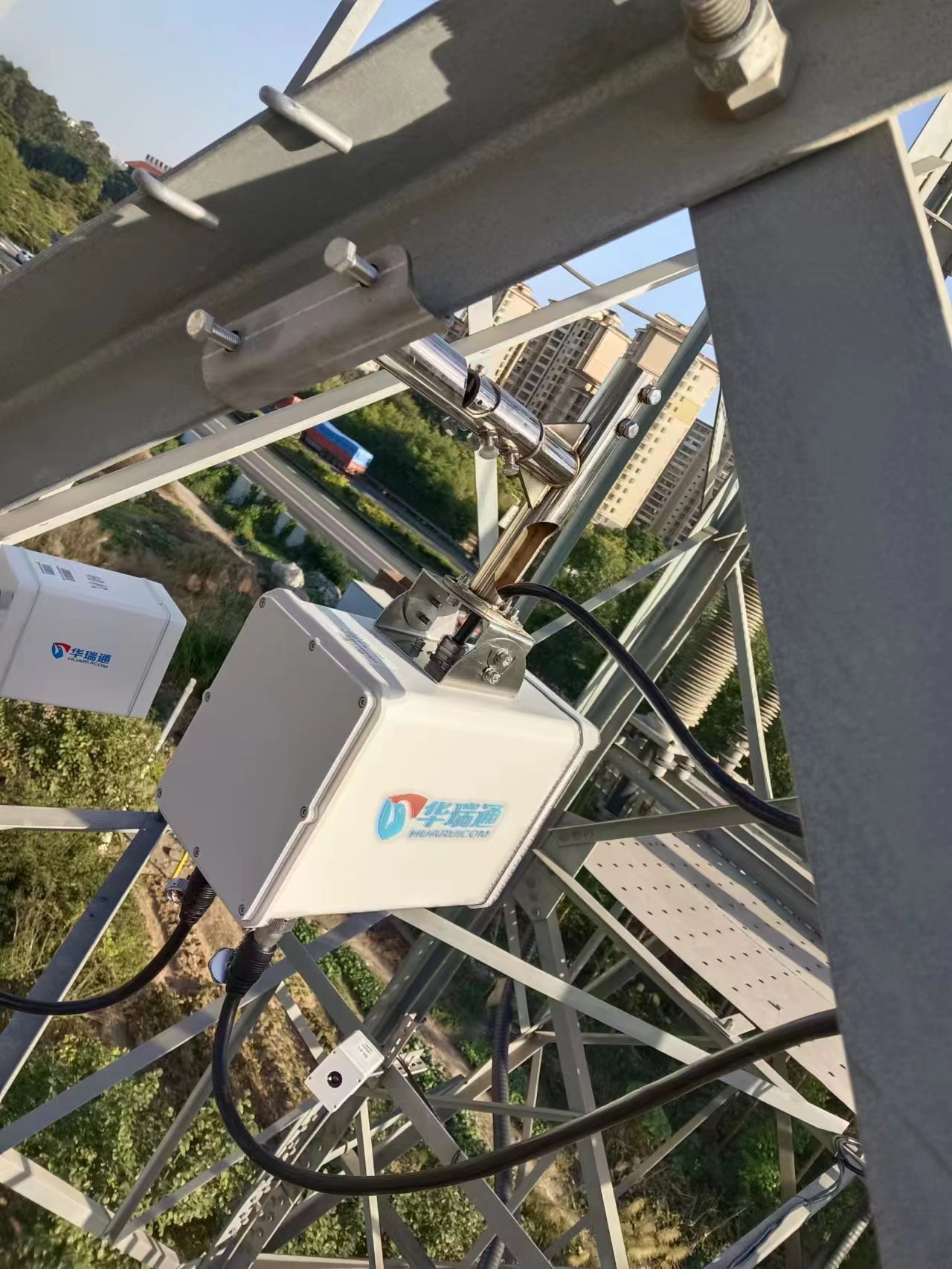 特高壓線路監(jiān)測挑戰(zhàn)與突破：超遠(yuǎn)距離圖像傳輸系統(tǒng)與毫秒級溫度響應(yīng)測溫裝置的協(xié)同方案